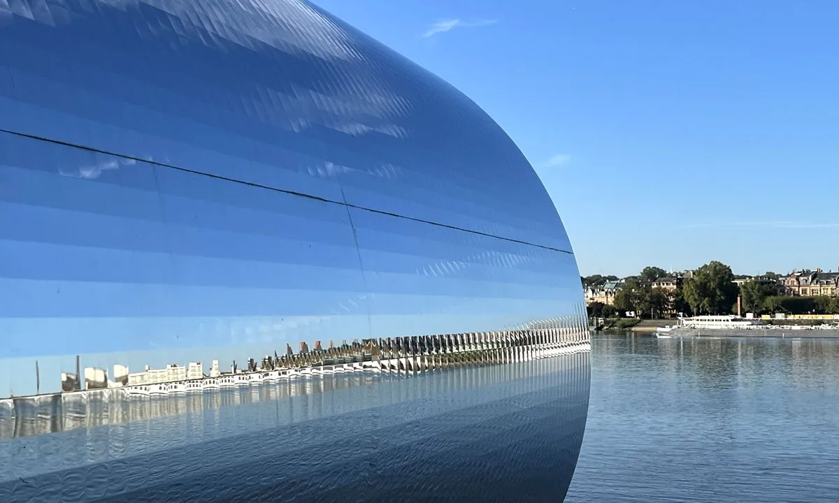 Kunstobjekt mit Spiegeln und Blick über den Rhein auf die Stadt Mainz · Winter Elektroplanung und -Installation
